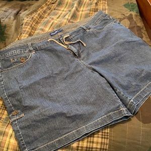 Avenue denim shorts women’s 24W